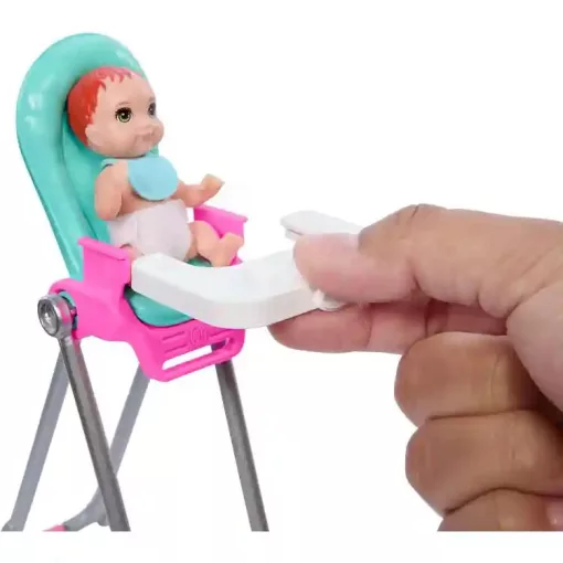 Mattel Barbie Skipper bébiszitter baba etetőszékkel és színváltós kisbabával