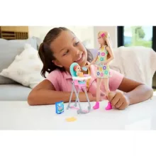 Mattel Barbie Skipper bébiszitter baba etetőszékkel és színváltós kisbabával