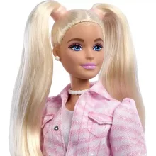 Mattel Barbie Deluxe Style baba csíkos mintás rózsaszín farmerruhában