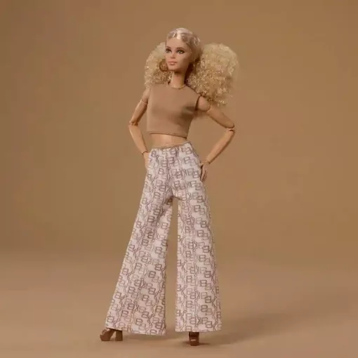 Mattel Barbie Basics Signature Model Collector divatbaba 07 arany mintás fehér nadrágban