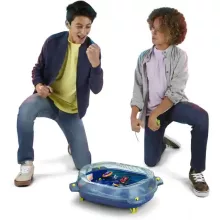 Hasbro Beyblade Burst QuadStrike harci aréna 2db pörgettyűvel és kilövővel
