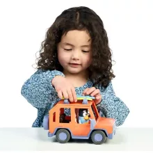 Bluey - Családi autó Csibész figurával