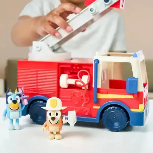 Bluey - Tűzoltóautó Bluey és Bingo figurákkal