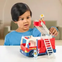 Bluey - Tűzoltóautó Bluey és Bingo figurákkal