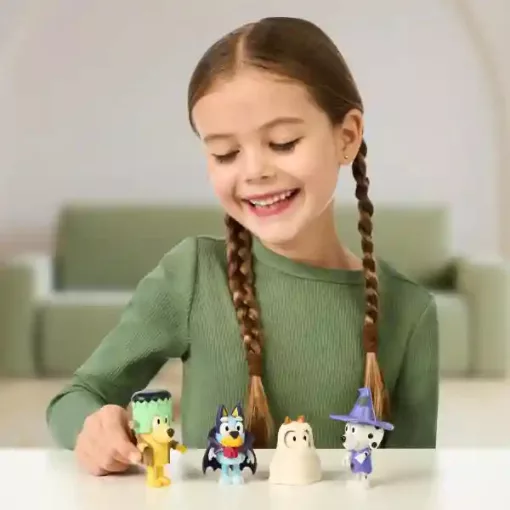 Bluey - Bluey, Bingo, Kloé és Mázli figurák halloween jelmezekben