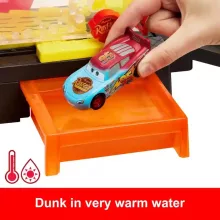 Mattel Disney Verdák: Autómosó színváltós Villám McQueen kisautóval