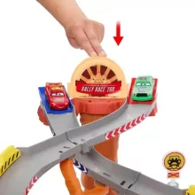 Mattel Disney Verdák: Autómentős versenypálya Villám McQueen kisautóval