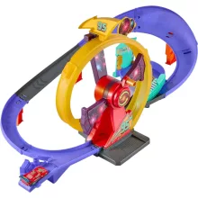 Mattel Disney Verdák: Ünnepi versenypálya világító Villám McQueen kisautóval
