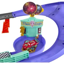 Mattel Disney Verdák: Ünnepi versenypálya világító Villám McQueen kisautóval