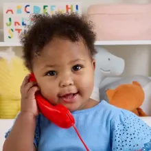 Mattel Fisher-Price - Guruló fecsegő telefon hanggal babáknak, 80. évfordulós