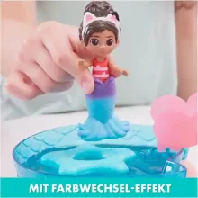 Gabi babaháza: Medencés parti Gabi és Szirénke figurákkal, Gabby"s Dollhouse