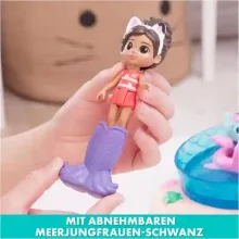 Gabi babaháza: Medencés parti Gabi és Szirénke figurákkal, Gabby"s Dollhouse
