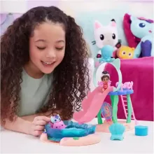 Gabi babaháza: Medencés parti Gabi és Szirénke figurákkal, Gabby"s Dollhouse