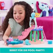 Gabi babaháza: Medencés parti Gabi és Szirénke figurákkal, Gabby"s Dollhouse