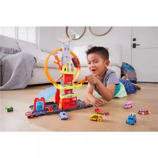 Mattel Hot Wheels tűzoltóság hurokkal és tűzoltóautóval játékkészlet