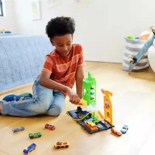 Mattel Hot Wheels Supercharge töltőállomás kisautóval