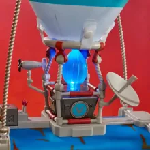 Jazwares Fortnite interaktív Battle Bus Jonesy figurával (csomagolássérült)