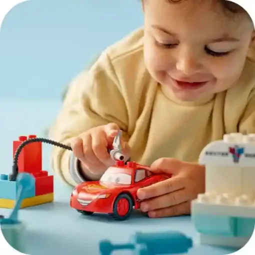 Lego Duplo Disney 10456 Verdák: Villám McQueen látogatása Doki garázsában