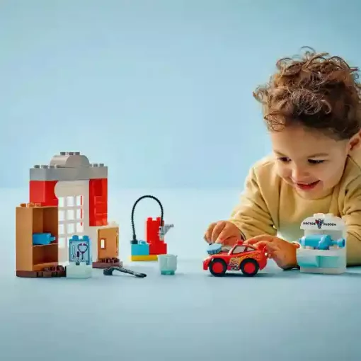 Lego Duplo Disney 10456 Verdák: Villám McQueen látogatása Doki garázsában