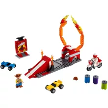 Lego Disney 10767 Toy Story 4: Duke Caboom kaszkadőr bemutatója