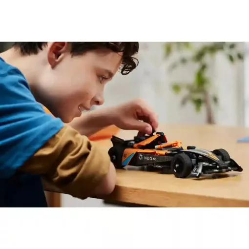 Lego Technic 42169 NEOM McLaren Formula E hátrahúzós versenyautó