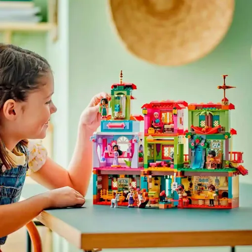 Lego Disney 43245 Encanto: A varázslatos Madrigal ház