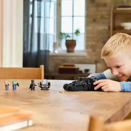 Lego DC Super Heroes 76303 Batman™ Tumbler vs. Kétarc™ és Joker™