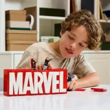 Lego Marvel 76313 MARVEL logó és minifigurák