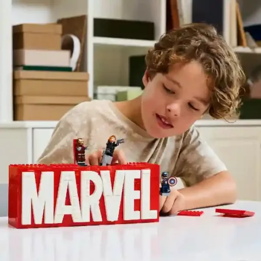 Lego Marvel 76313 MARVEL logó és minifigurák