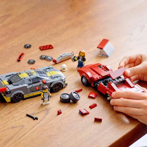 Lego Speed Champions 76903 Chevrolet Corvette C8.R versenyautó és 1969 Chevrolet Corvette autó