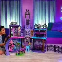Mattel Monster High óriás rémséges egyetem bútorokkal és kiegészítőkkel, Haunted High School