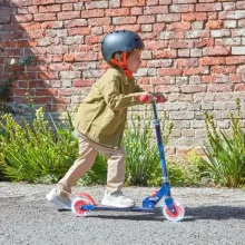 Marvel Bosszúállók fémvázas összecsukható kétkerekű gyerek roller lábfékkel, LED világítással