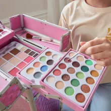 MYA Cosmetics Deluxe sminkkészlet guruló bőröndben