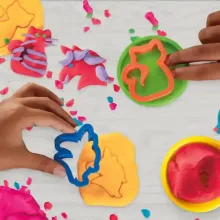 Hasbro Play-Doh 24 tégelyes színes gyurma készlet formákkal