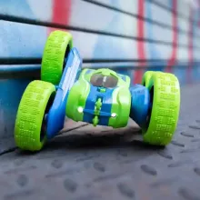 RC Spin N' Stunt kétoldalas távirányítós autó fénnyel - zöld