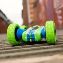 RC Spin N' Stunt kétoldalas távirányítós autó fénnyel - zöld