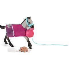 Schleich 42534 Játék a Quarter horse csikóval