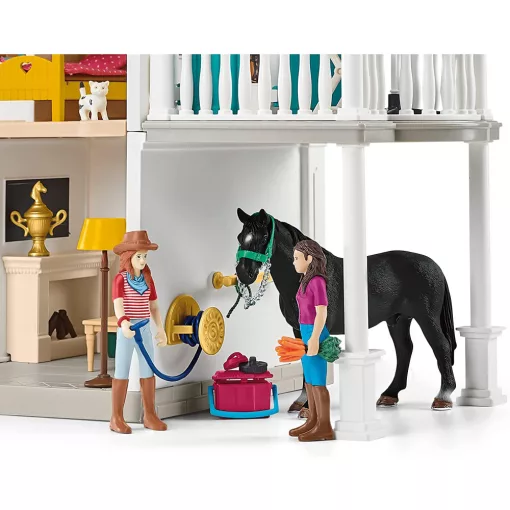 Schleich 42551 Lakóház istállóval és lovakkal