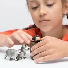 Schleich 42596 Mosómedvék és borz játéka a dióval