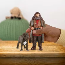 Schleich 42638 Harry Potter - Hagrid és Agyar, az őrkutya