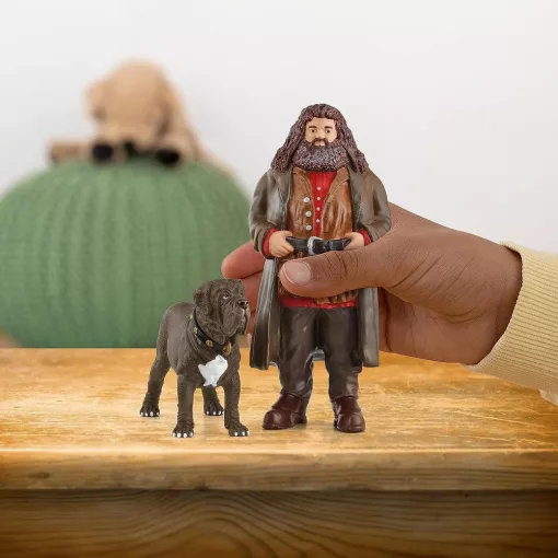 Schleich 42638 Harry Potter - Hagrid és Agyar, az őrkutya
