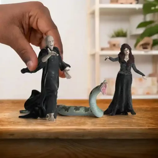 Schleich 42684 Harry Potter - Voldmeort nagyúr, Nagini kígyó és Bellatrix Lestrange