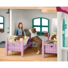 Schleich 42706 Hannah családi háza lovardával és lovakkal (csomagolássérült-új)