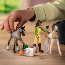 Schleich 42777 Sarah állatorvosi készlete csikókkal