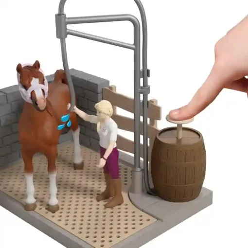 Schleich 42792 Sofia és Amerikai Saddlebred lova a lómosó helyen