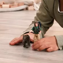 Schleich 81476 Kutató elefántborjúval