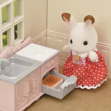 Epoch - Sylvanian Families 5567 Piros tetős babaház bútorokkal és csokoládényuszi figurával