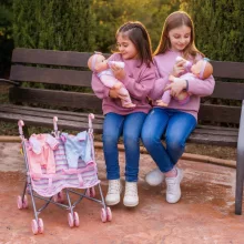 Ikerbabák összecsukható ikerbabakocsival, ruhákkal és kiegészítőkkel